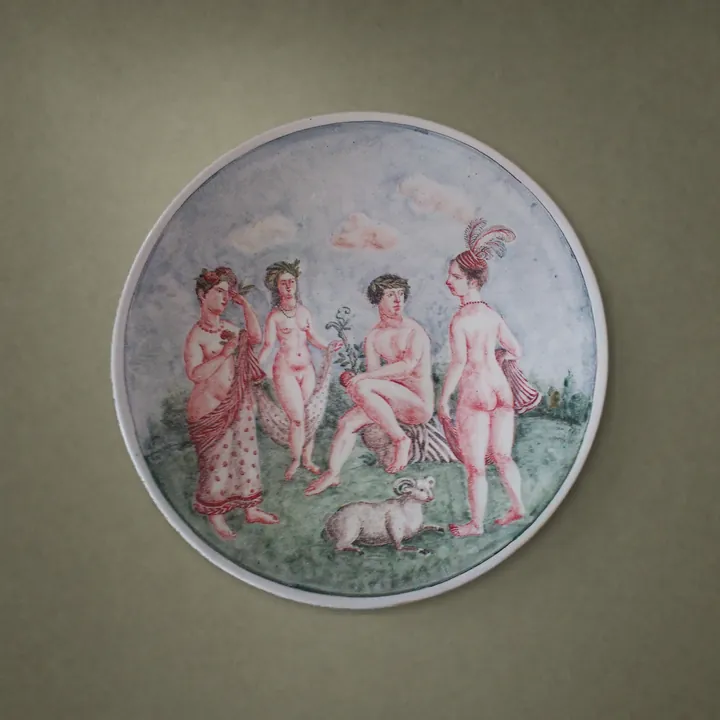 Vier Frauenfiguren stehen in einer offenen Landschaft um ein kleines Tier. Grüne Pinselzüge und rotbraune Konturen verbinden Boden, Pflanzen und Figuren.